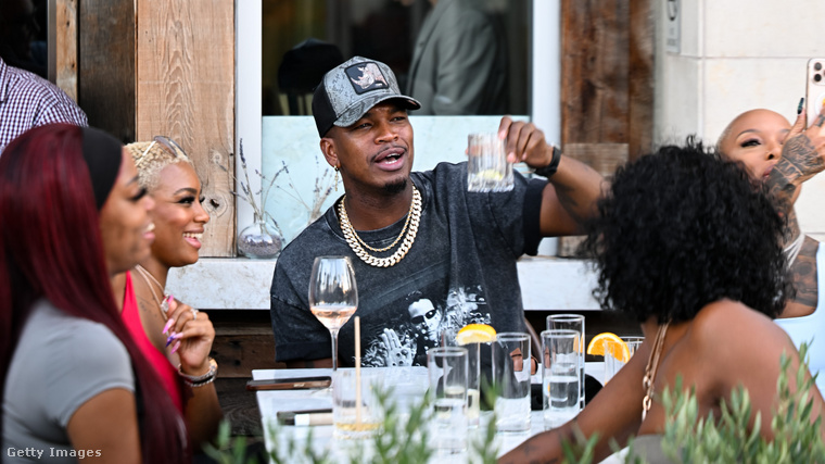 Ne-Yo és a barátnői vacsoráznak. (Fotó: Getty Images)