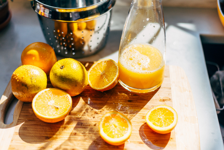 NarancsléA hozzáadott tápanyagokkal dúsított narancslé nemcsak C-vitamint, hanem D-vitamint és kalciumot is tartalmazhat.