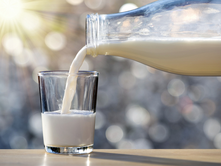 Egy pohár tejA tej az egyik legegyszerűbb és legelérhetőbb D-vitamin-forrás, hiszen például az Egyesült Államokban is szinte minden típusát D-vitaminnal dúsítják