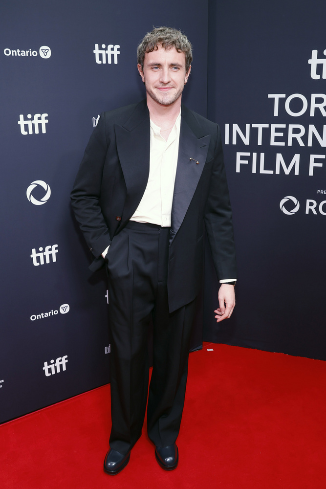 Paul Mescal nem gondolta túl az öltözködést, hiszen egy klasszikus öltöny szettben jelent meg, azonban még így is sokak tekintetét magára vonzotta.