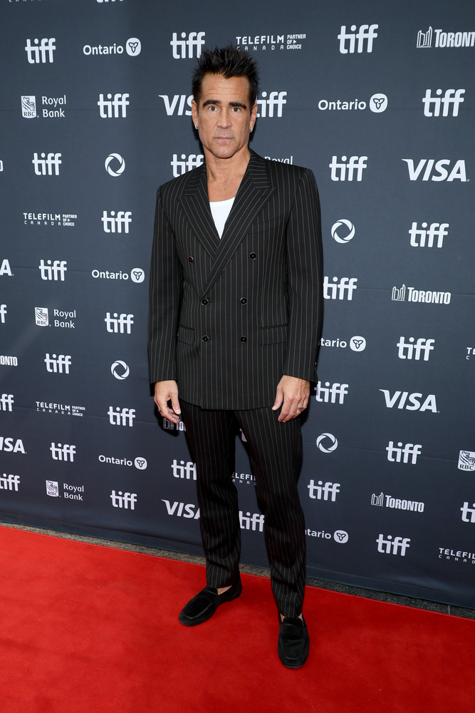 Colin Farrell nem azok közé tartozik, akik kockáztatni szeretnek a vörös szőnyegen a ruhájuk terén, így ezzel a csíkos öltönnyel senki sem tudott mellé lőni.