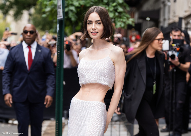 Lily Collins a New York-i divathéten. (Fotó: Getty Images)