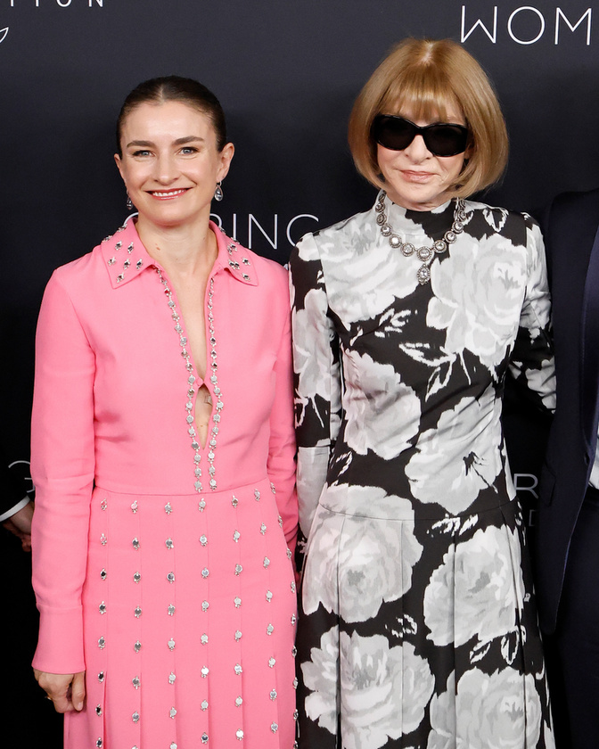 Chloe MalleUgyan némileg jobban kilóg a listából, azonban Chloe Malle, aki Anna Wintour utódja lett a Vogue magazin főszerkesztői pozíciójában, maga is egy nepo baby, ugyanis a 39 éves divatszakember Candice Bergen színésznő lánya.&nbsp;