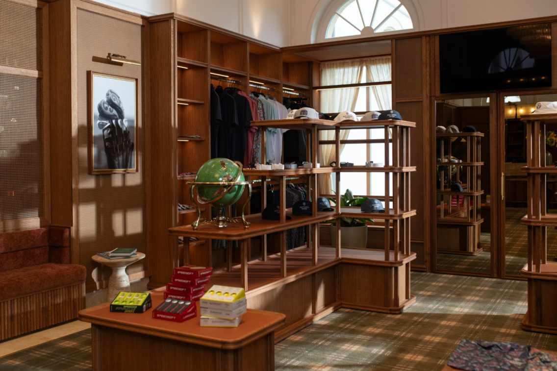 Ajándékbolt és a golfozáshoz szükséges kiegészítők