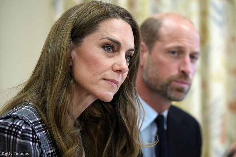Vilmos herceg és Kate Middleton&nbsp;Az egyetemi randin Kate ügyetlenül megbotlott, Vilmos pedig magára öntötte az italát
