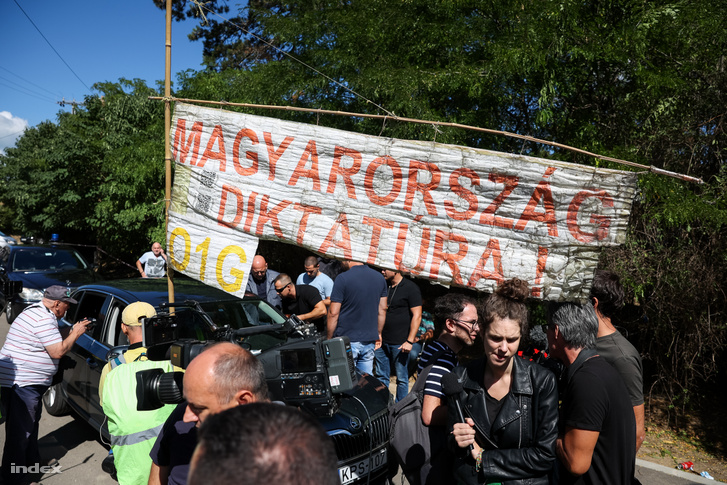 Tüntetők a kötcsei pikniken 2022. szeptember 10-én