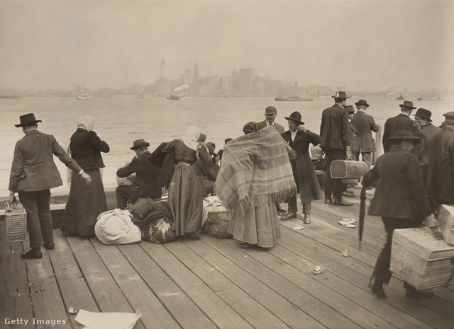 Emigránsok várják, hogy Ellis Islandra szállítsák őket