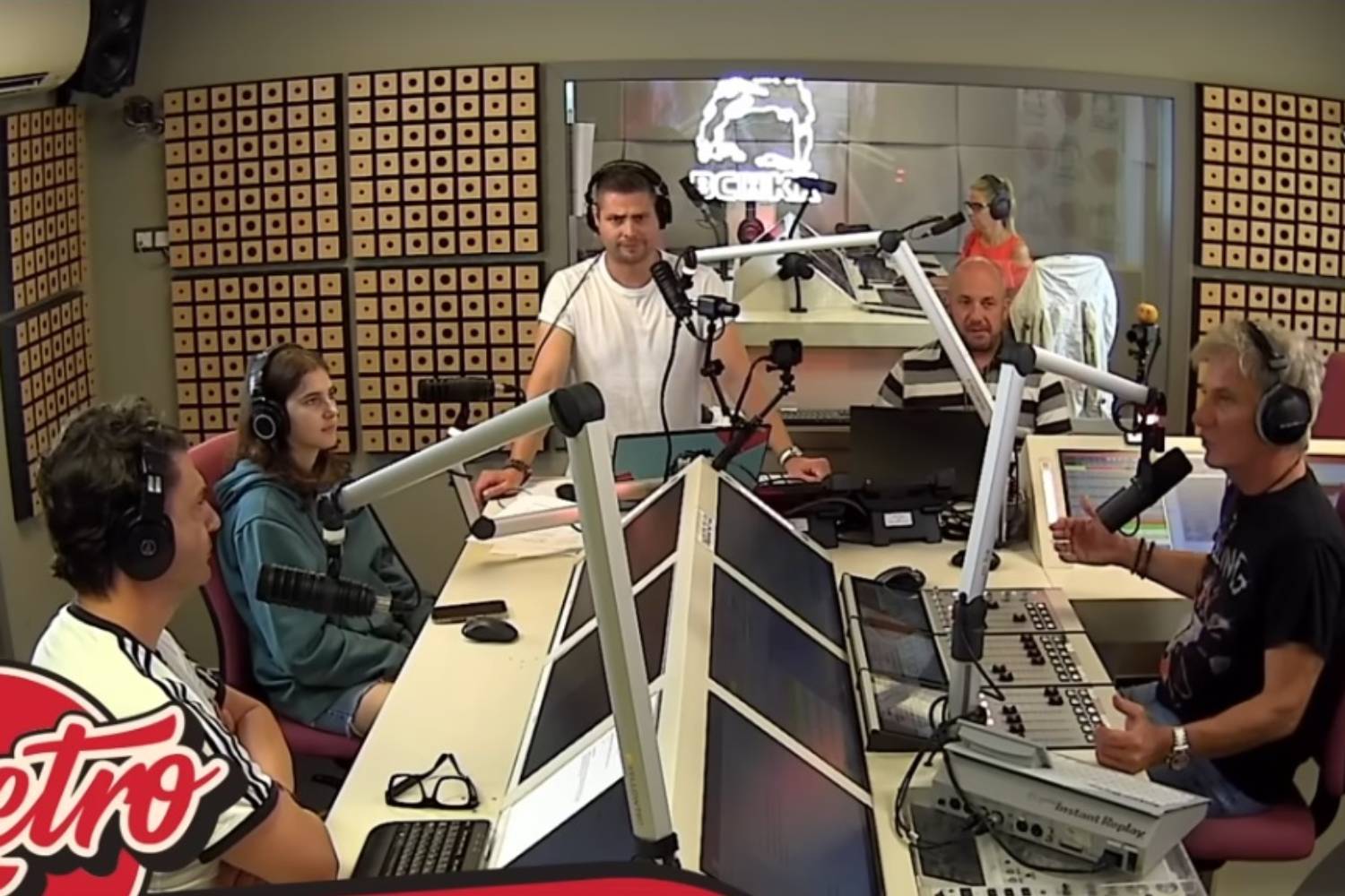 Nóri bochkor on the radio