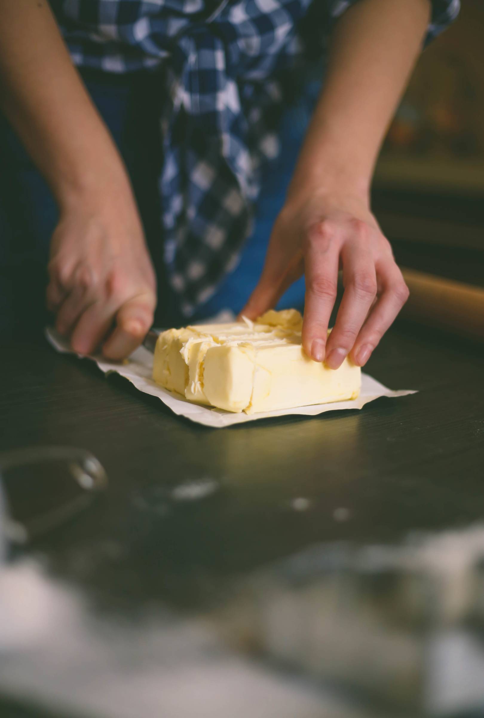 A vajat mindig kis kockékra kell felvágni, sosem nagyobbakra, mindig 1 cm körüli méretűre.