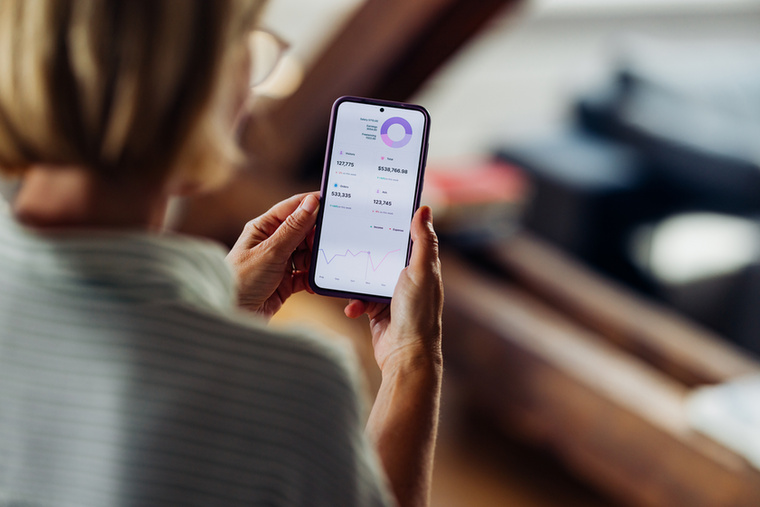 Szokatlan adatforgalom vagy furcsa számlázásHa a mindennapi használat mellett hirtelen megugrik a mobiladat-forgalmunk, vagy a szolgáltatói számlán szokatlanul magas internetes költségeket látunk, az arra utalhat, hogy egy rosszindulatú háttérfolyamat fut a készülékünkön – például egy kémprogram, amely titokban adatokat továbbít rólad