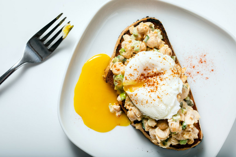 Tojás és csicseriborsóBizonyított tény, hogy a fehérje elengedhetetlen a tartós teltségérzethez, és ezek az ételek a legkiválóbb fehérjeforrások közé tartoznak