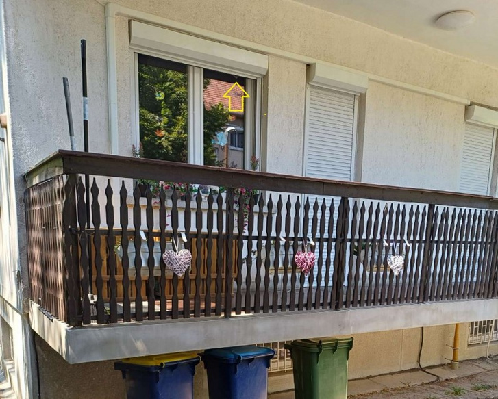 A bejárati kapun bejövőket figyelő kamera