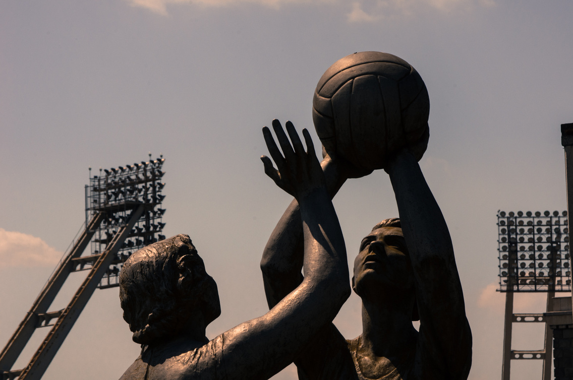 A stadion még az átépítés előtt – a szobrok maradtak