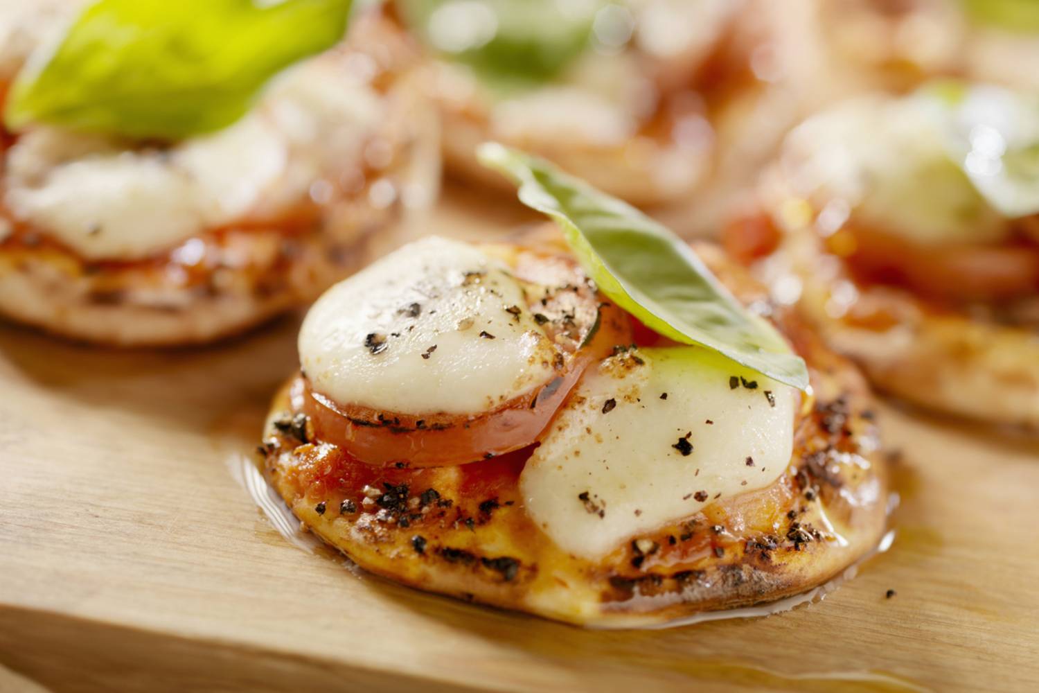 A minipizzák kelesztés nélkül készülnek, és a kicsiknek egy-két darab is elég belőlük.
