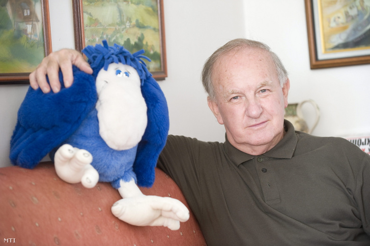 Sajdik Ferenc Gombóc Artúr plüssfigurájával kezében budapesti otthonában 2010. július 9-én