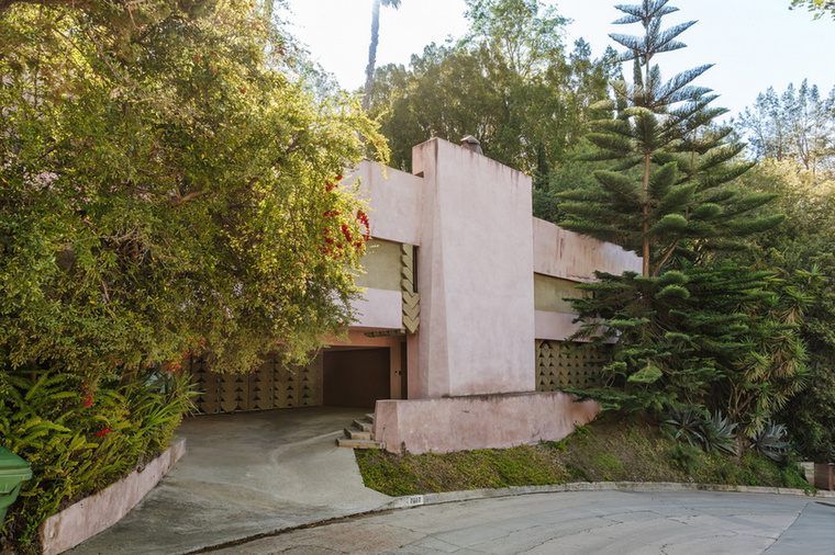 A komplexum története 1987-ben kezdődött, amikor megvásárolta a rózsaszínű Beverly Johnson Házat, amelyet az 1960-as évek elején Frank Lloyd Wright fia, Lloyd Wright tervezett.