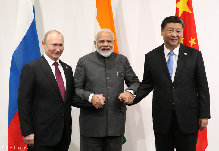 Vlagyimir Putyin orosz elnök (balra), Narendra Modi indiai miniszterelnök (középen) és Hszi Csin-ping kínai elnök (jobbra) 2019. június 28-án Japánban