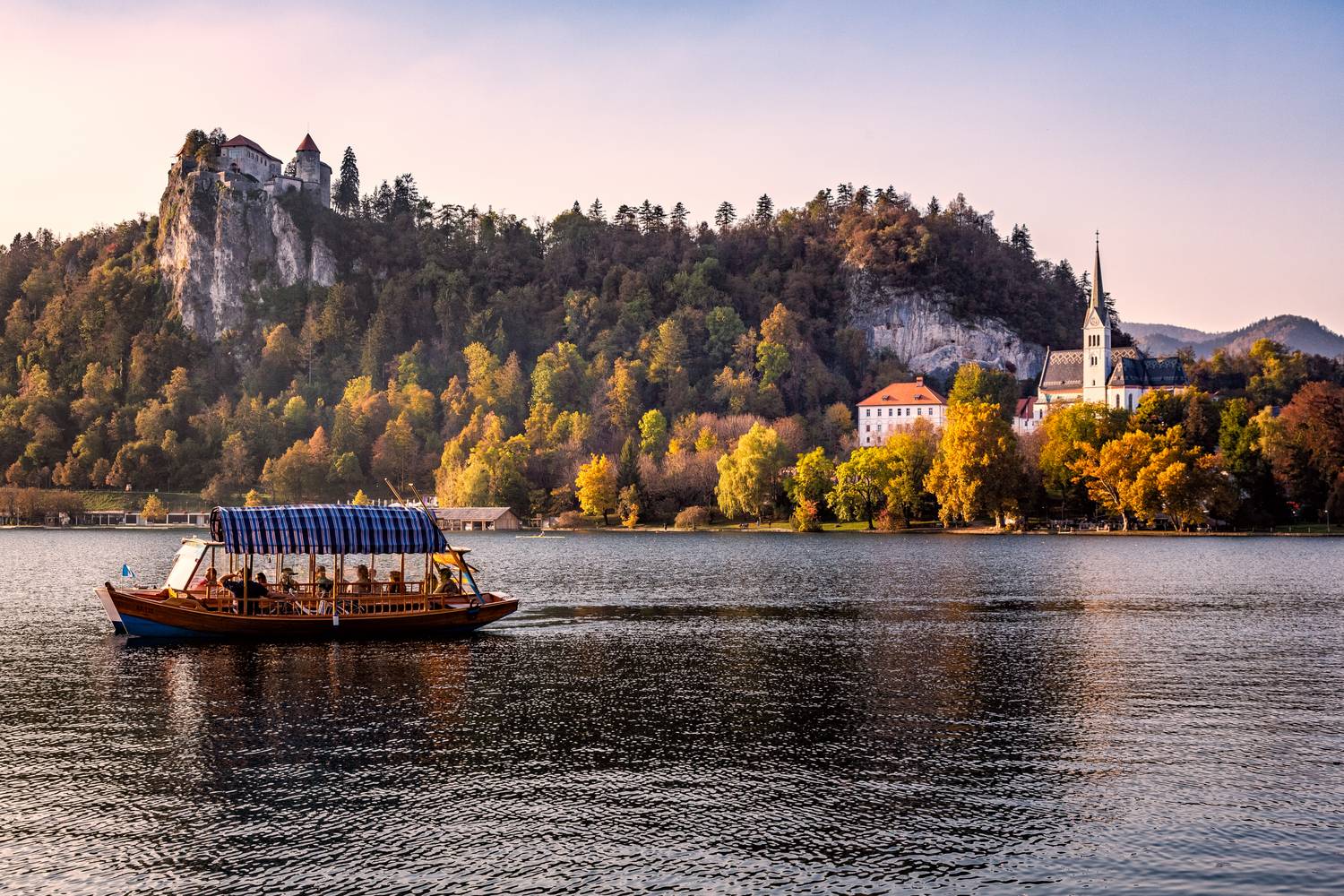 Bled ősszel talán még szebb, mint nyáron: a tó körüli erdők arany és vörös színekben pompáznak, a levegő friss, és jóval kevesebb a turista. A tóparti séta ilyenkor igazán nyugodt élmény, a Bledi várból pedig gyönyörű kilátás nyílik a színes tájra.