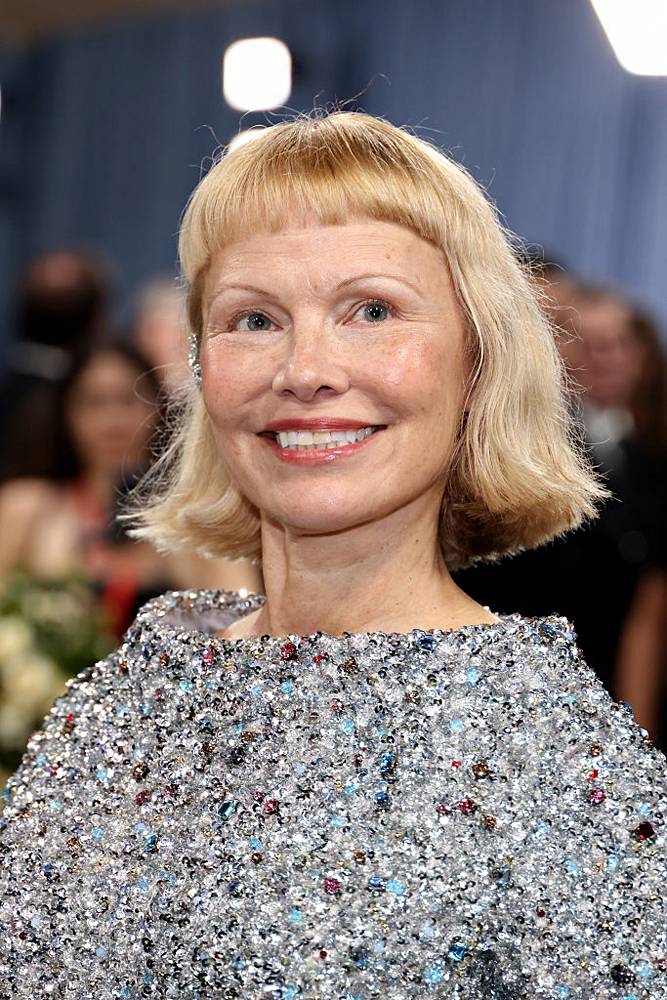 A Met-gálán a hatvanas évek stílusában viselte rövid frizuráját Pamela Anderson. Kép: John Shearer/WireImage/Getty Images.