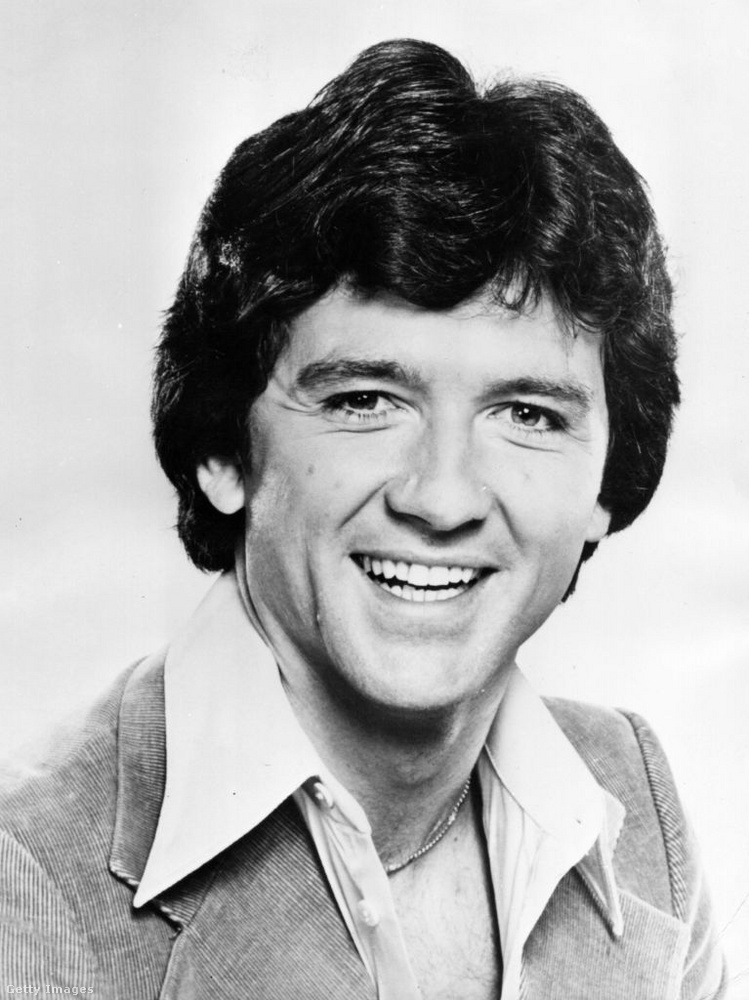 A színészek rendezőként is kipróbálták magukat&nbsp;Patrick Duffy és Larry Hagman több epizódot is rendezett, Linda Gray viszont nem kapott lehetőséget