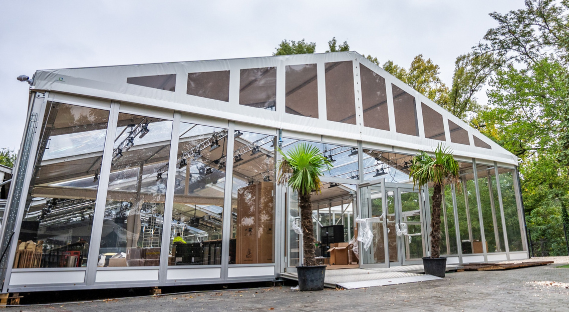 A kép a nyitás előtt, az utolsó munkálatok alatt készült