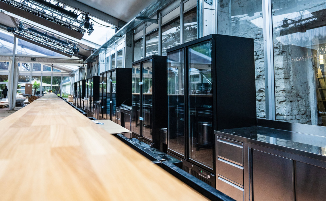 A kép a nyitás előtt, az utolsó munkálatok alatt készült