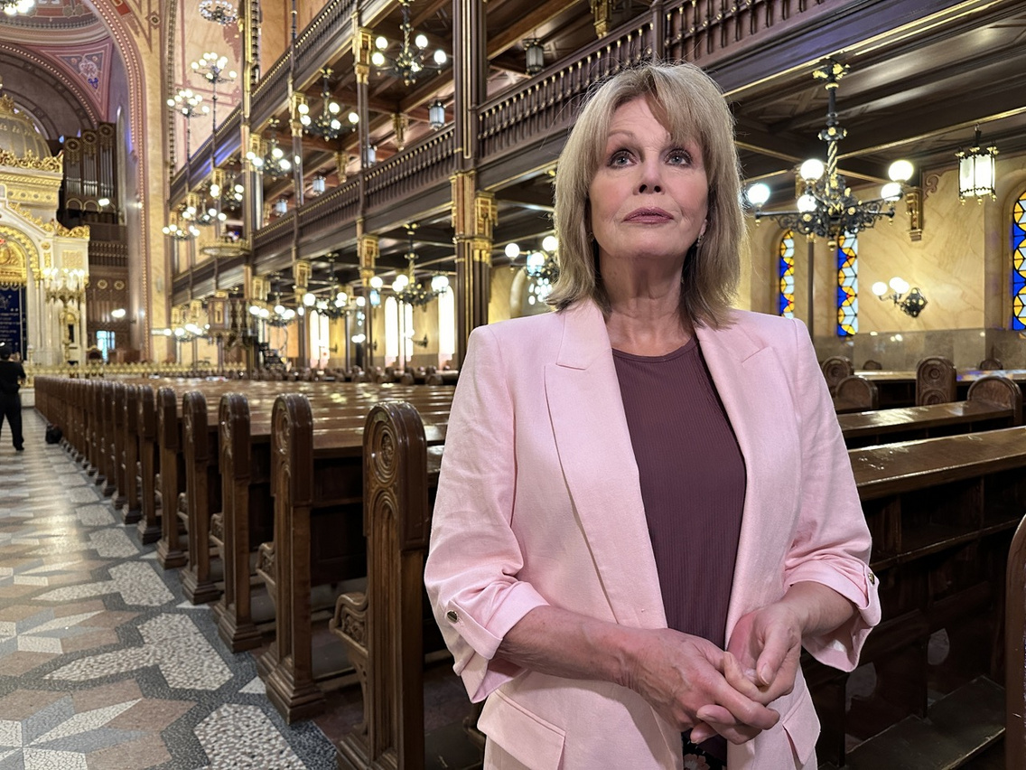 Joanna Lumley a Dohány utcai zsinagógában