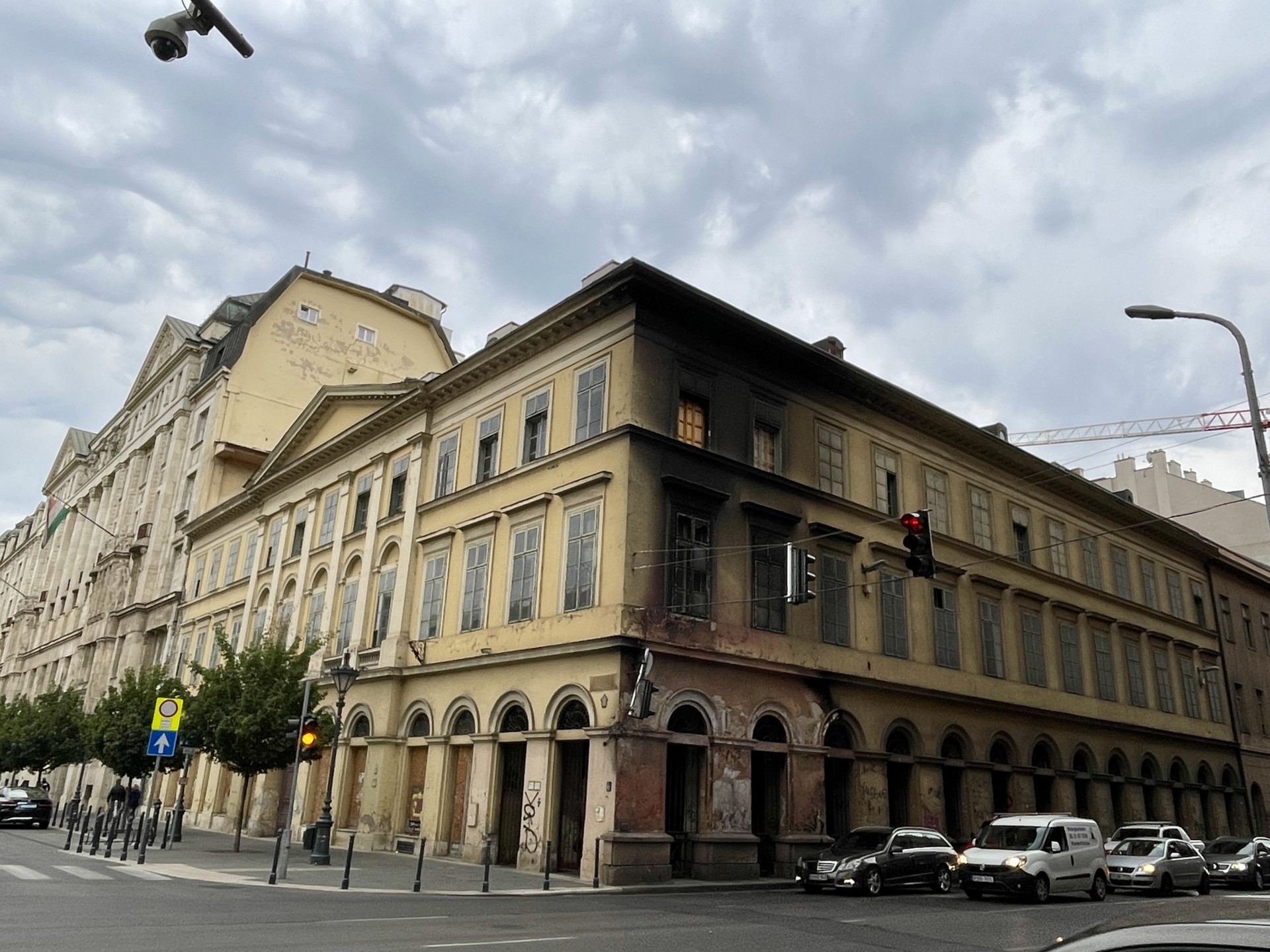 2025 nyarán a homlokzata és az ablakai megsérültek, amikor kiégett mellette egy busz