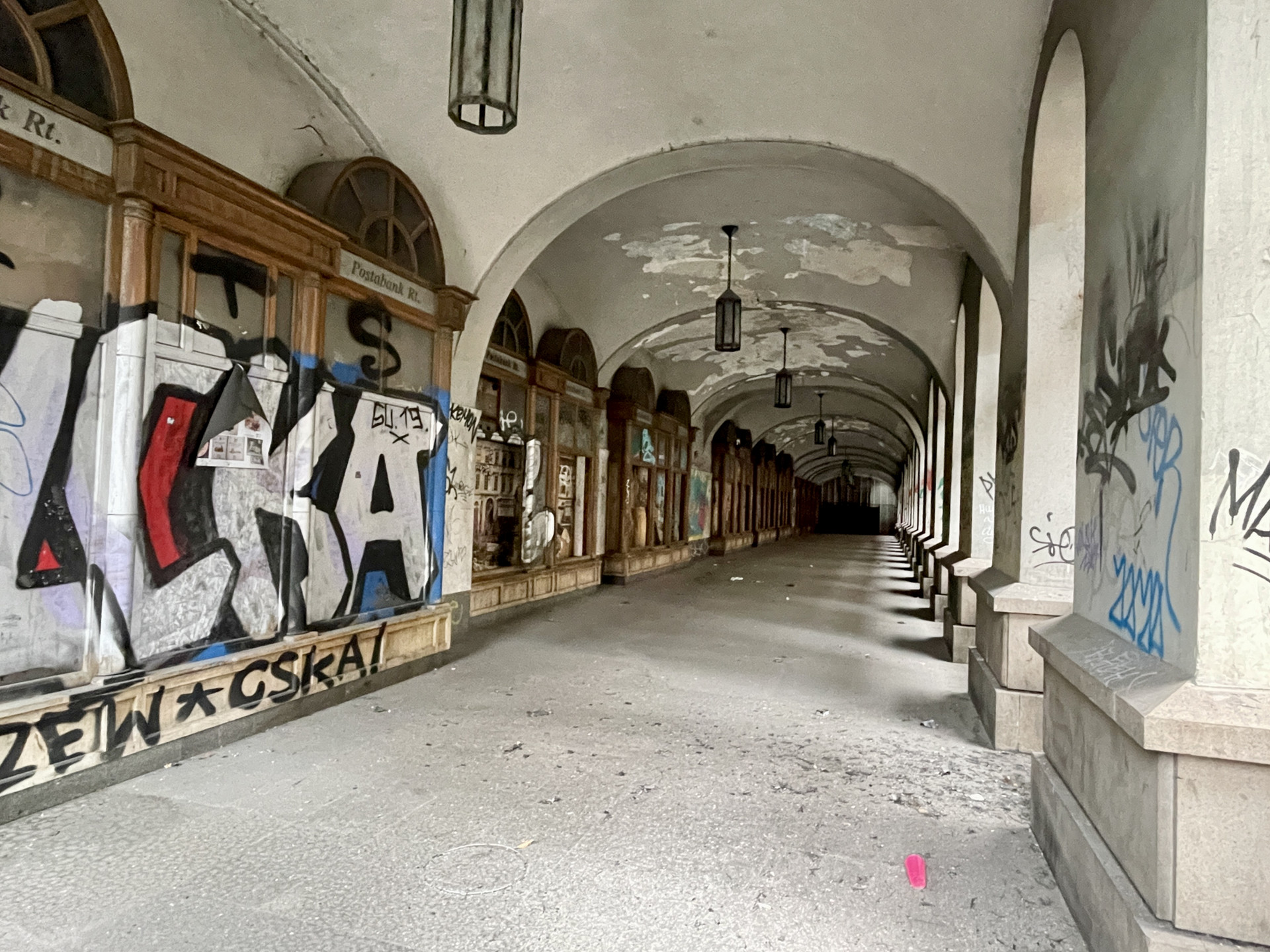 Az árkádok alatt a 2010-es években gyakran éjszakáztak hajléktalanok