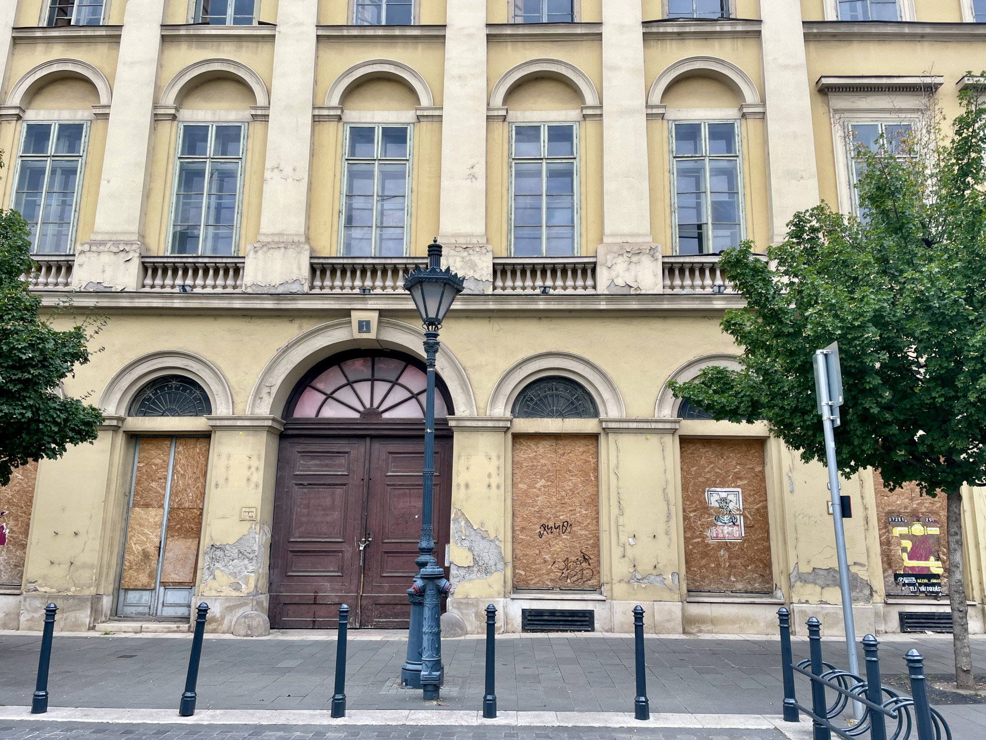 Furcsán mutatnak a bedeszkázott ablakok a felújított téren