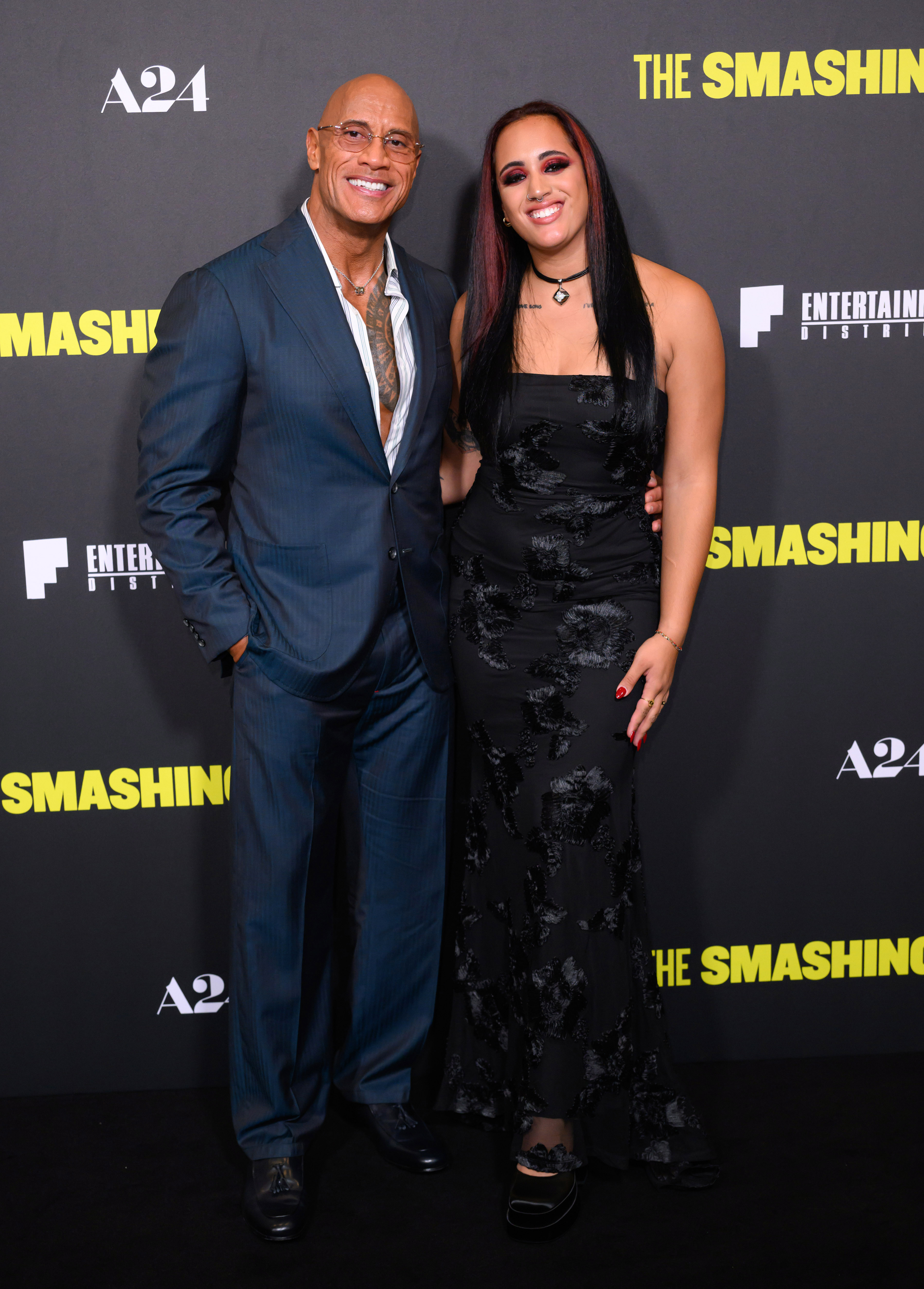 Dwayne Johnson és lánya, Ava Raine együtt jelentek meg A smashin’ machine londoni díszvetítésén, 2025 szeptemberében. A hasonlóság szemet szúró.