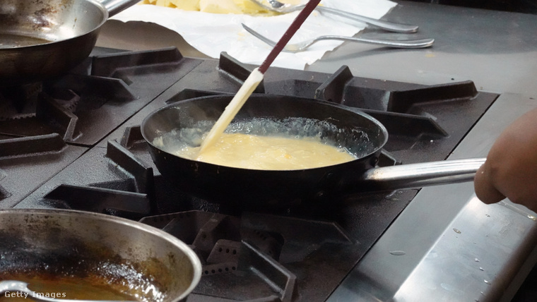 Túl magas hőfokon készíti a rántottát&nbsp;Aki siet, hajlamos nagy lángon sütni, de így csak kiszárad a tojás