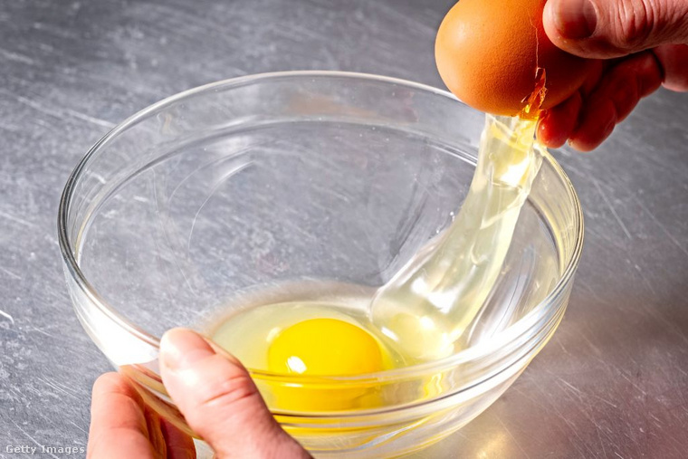 A tál szélén töri fel a tojást&nbsp;Sokan a tál szélén pattintják fel a héjat, pedig ezzel csak azt kockáztatják, hogy kisebb darabok belepotyognak a tojásba