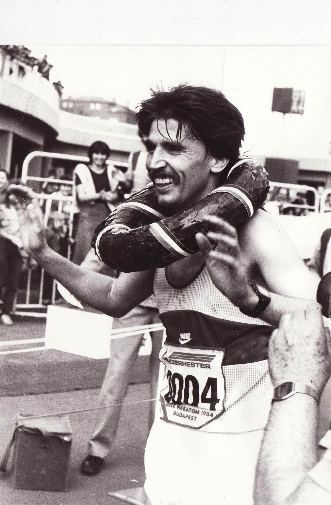 1984 – Kiss Zoltán, az első Budapest Maraton győztese 2:15:04-es idővel diadalmaskodott. Összesen 650 futó állt rajthoz