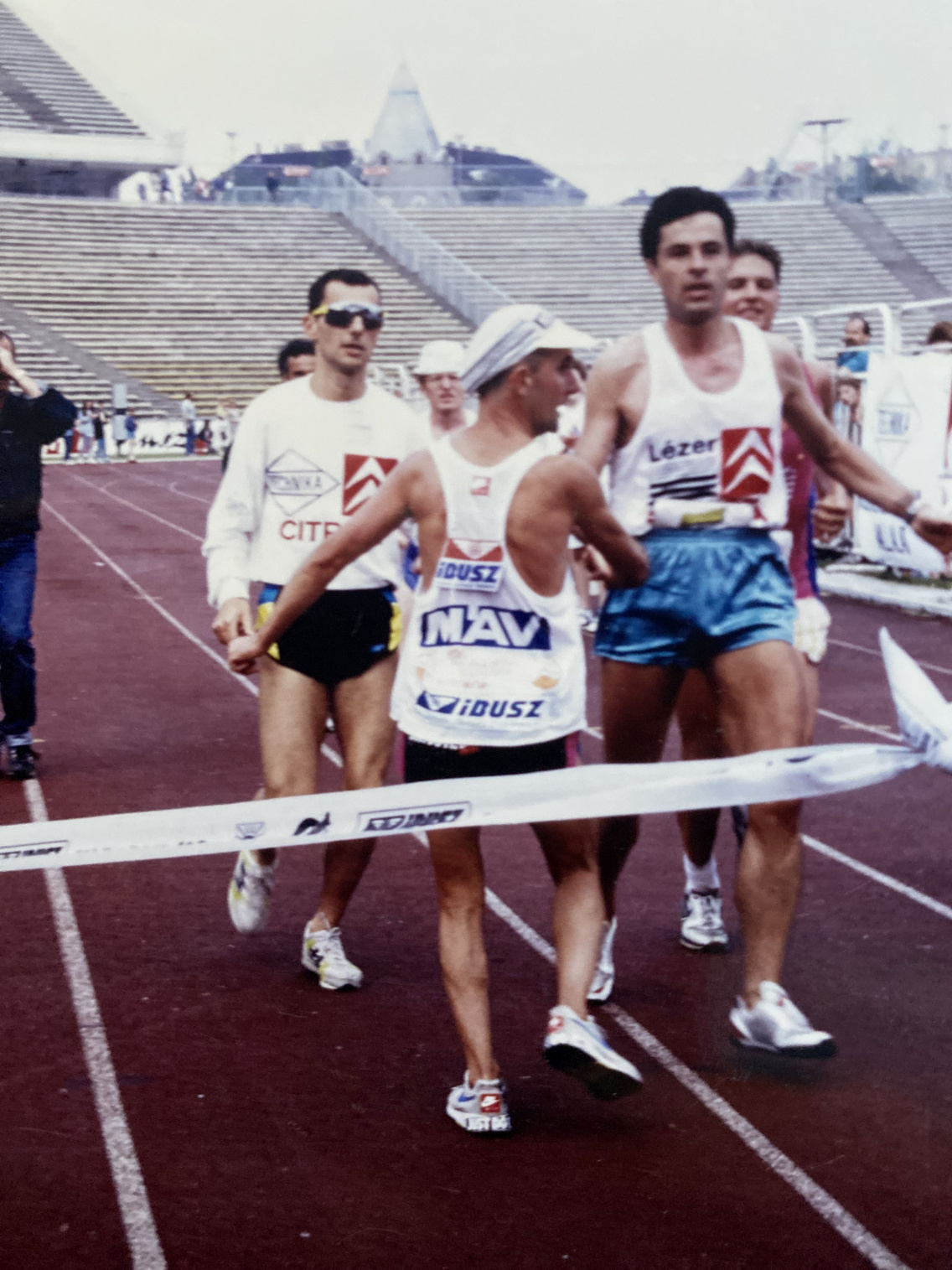 1990 – A francia Yves Pol hátrafelé futva, világcsúccsal teljesítette a maratont, ami 3 óra 57 perces időt jelentett