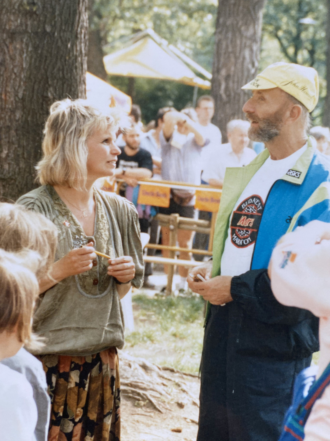 1993 – Fred Lebow, a New York City Marathon fő szervezője a félmaratoni távot teljesítette Budapesten. A képen Monspart Sarolta magyar futólegendával beszélget