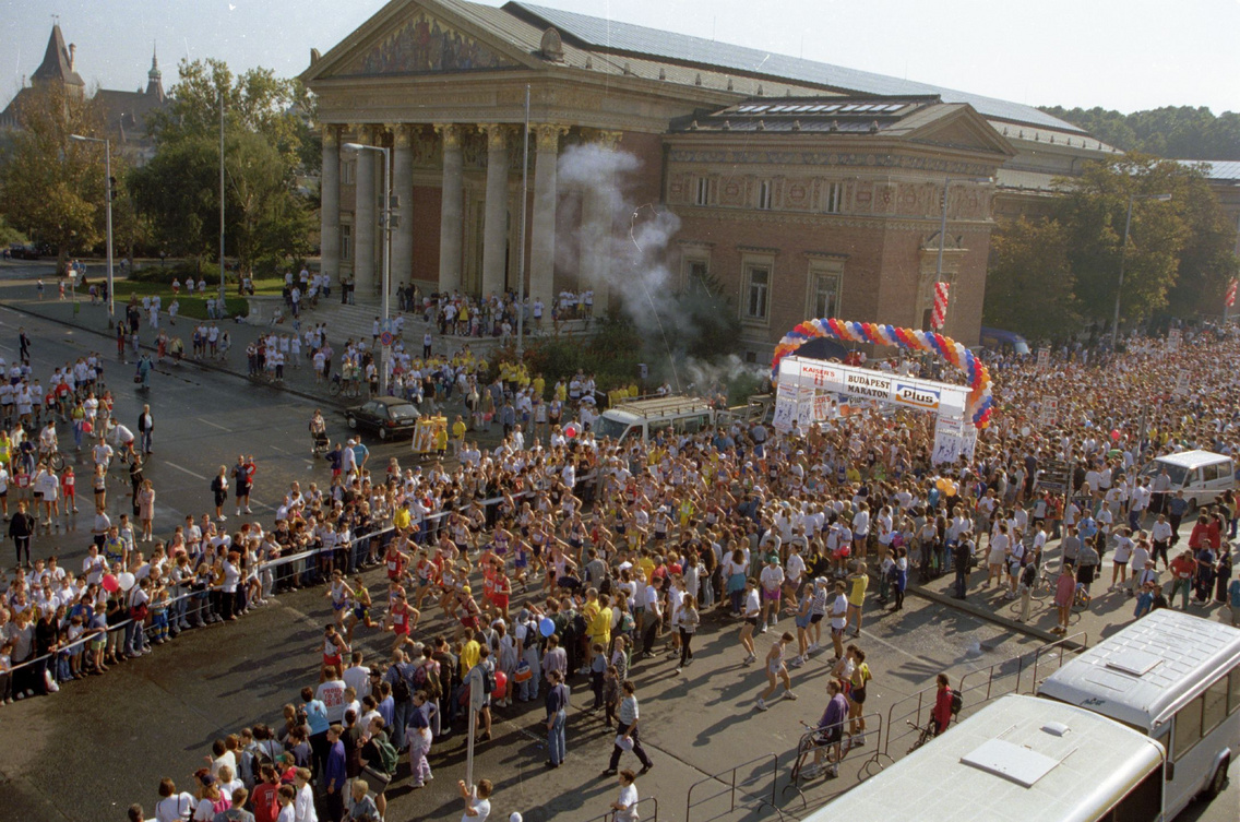 1998 – Rajt a Műcsarnok mellett. A Budapest Maraton először adott otthont az országos bajnokságnak, ekkor már több mint 1500-an indultak a 42,2 km-es távon