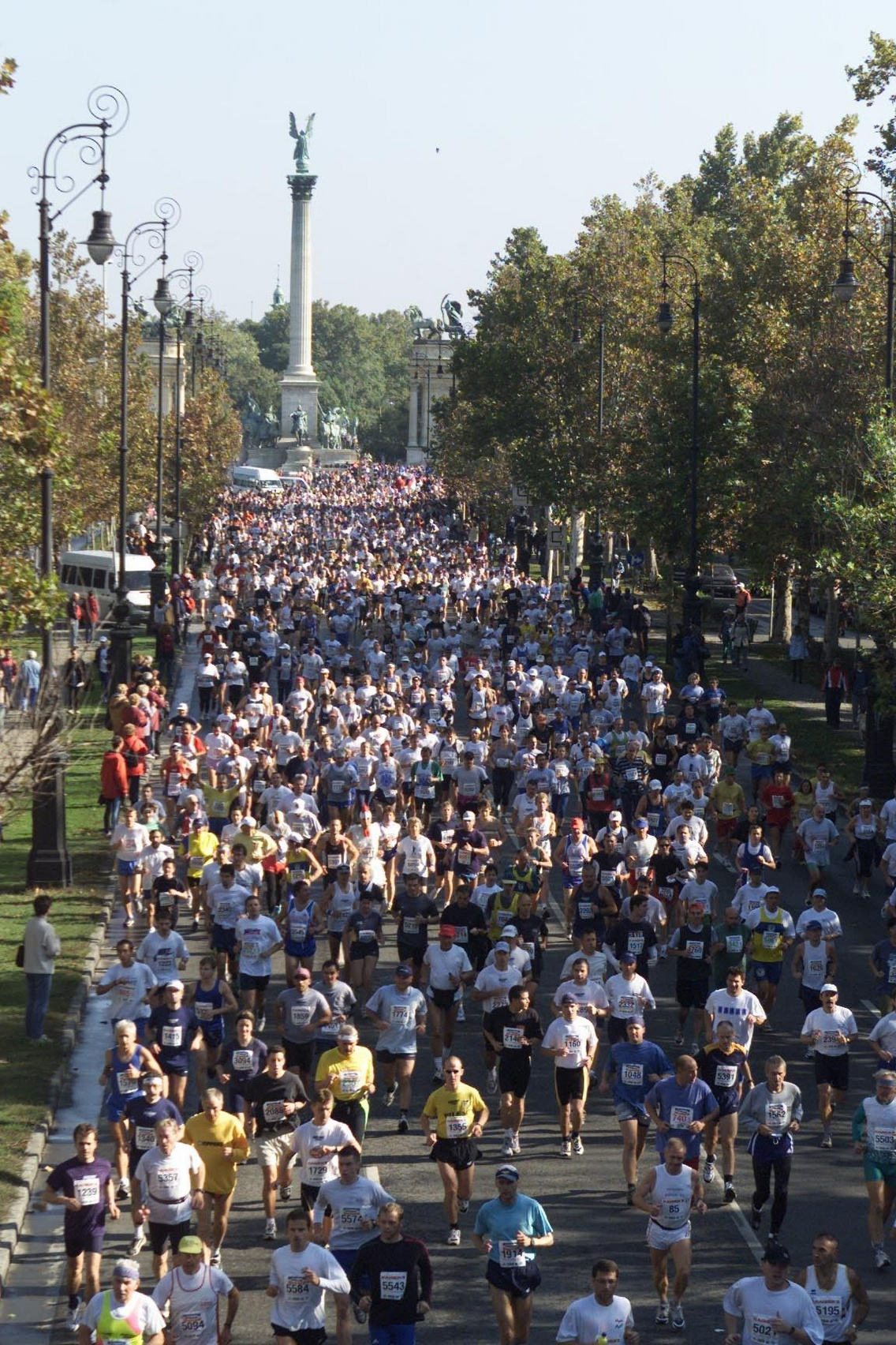 2000 – A 21. század első maratonján 2900-an indultak, közel minden harmadik futó külföldi volt. A Budapest Maraton különböző versenyszámaira összesen 11 000-en neveztek