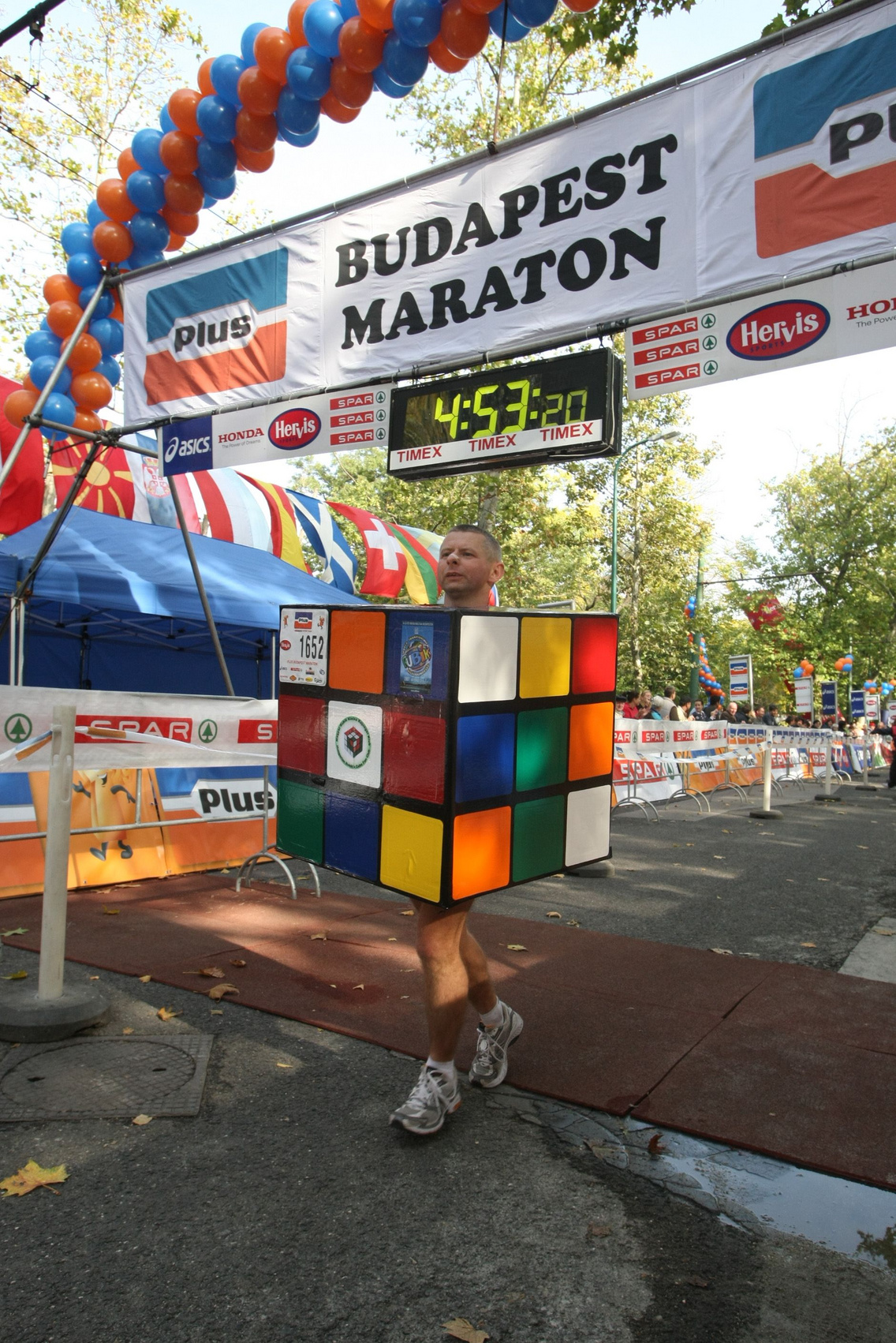 2007 – Feltűnt a futók között egy Rubik-kocka-jelmezbe öltözött futó, Kocza István, aki onnantól kezdve minden évben színesítette a maraton mezőnyét