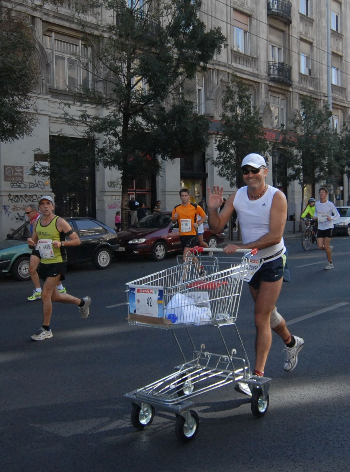 2009 – Ettől az évtől SPAR Budapest Nemzetközi Maraton lett az esemény hivatalos neve, egy futó stílszerűen bevásárlókocsival érkezett