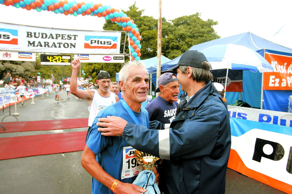 2011 – A célban külön köszöntötték a 70. születésnapját ünneplő Tabajdi Józsefet, az egyetlen futót, aki 2010-ig az összes Budapest Maratonon rajthoz állt. Ebben az évben fia vette át tőle a stafétát, aki attól kezdve minden évben lefutotta a maratont. Földingné Nagy Judit hetedik győzelmét szerezte meg a nők között