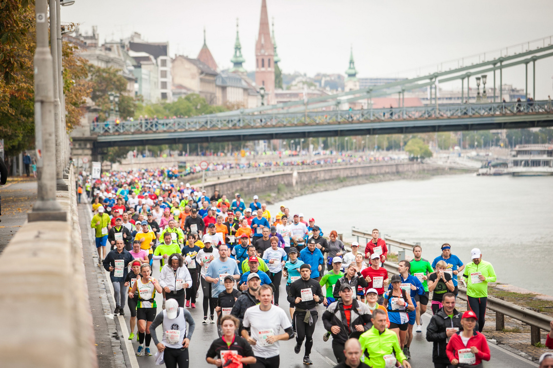 2015 – A 30. SPAR Budapest Maraton volt az első, amikor kétnapossá nőtt az esemény. Abban az évben 27 860 nevezés érkezett, ezzel új létszámrekord született. A versenyen egy futónő a célban kérte meg barátja kezét, aki igent mondott