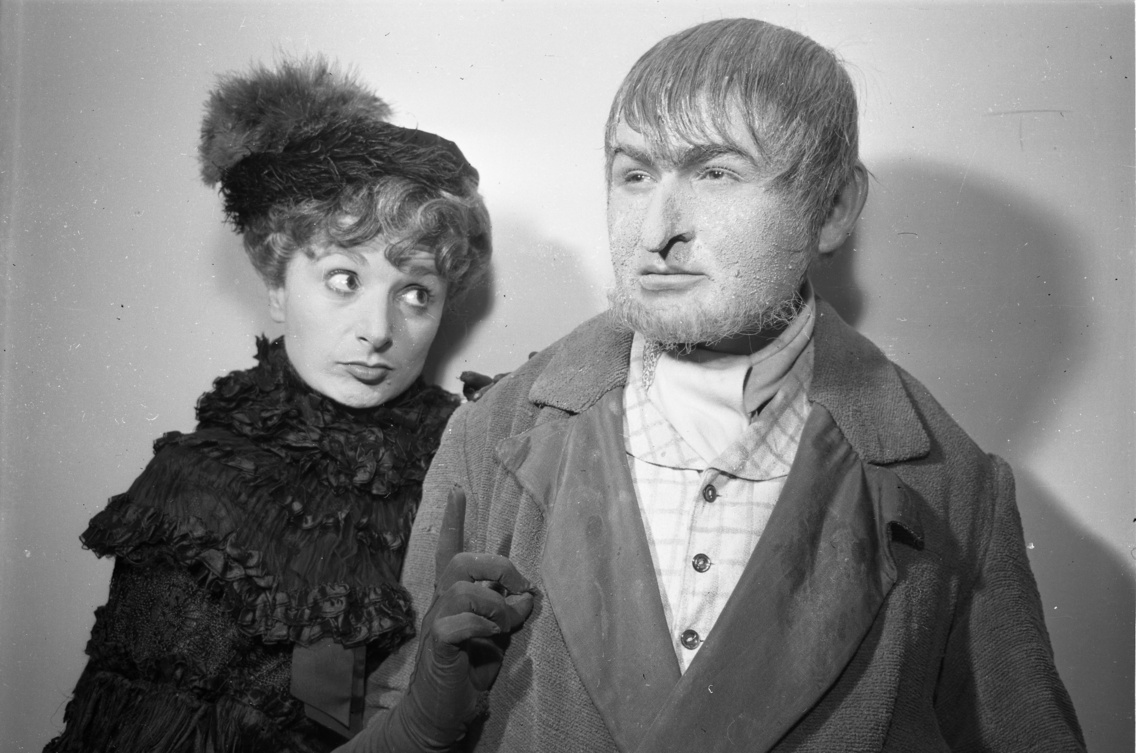 Szent István körút, Vígszínház (ekkor a Magyar Néphadsereg Színháza). Gay–Brecht–Burian: Koldusopera, a prágai D-34 Színház előadásában. Zuzana Kocsova, Karel Linc színművészek, 1958