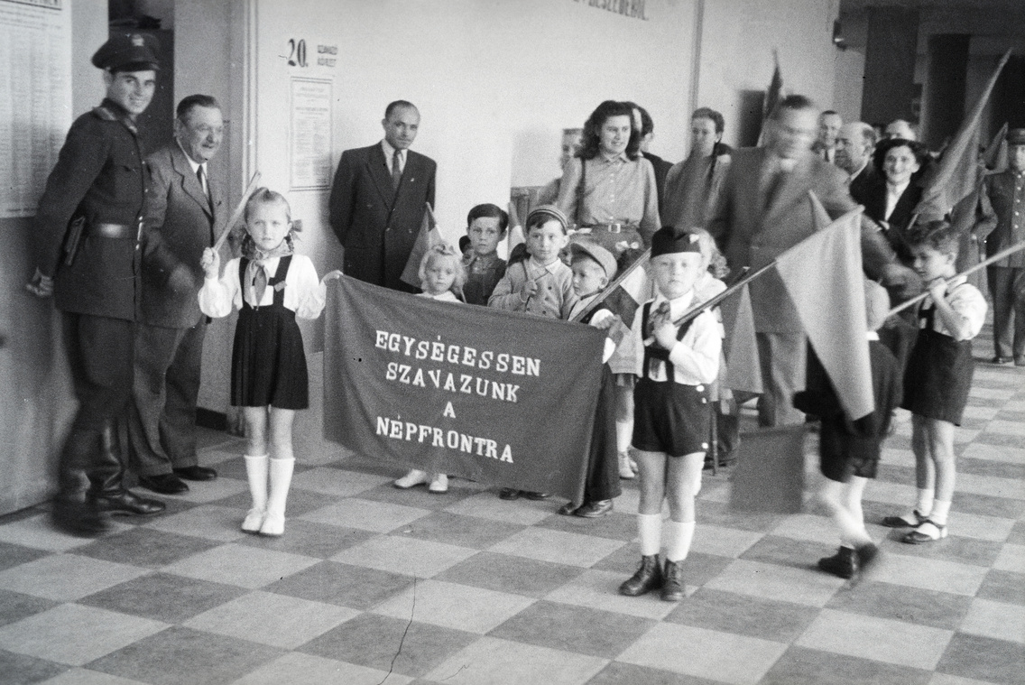 Nővér (Kilián György) utca 15–17. Általános Iskola (később Németh László Gimnázium). A felvétel az 1953. május 17-i országgyűlési választások alkalmával készült