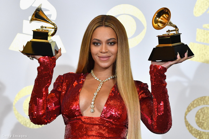 Beyoncé, a „Lemonade” című albummal a legjobb urban contemporary album, a „Formation” című videóval pedig a legjobb zenei videó kategóriában díjat nyert előadó, pózol a sajtószobában a 59. Grammy-díjátadó-gálán a STAPLES Centerben 2017. február 12-én