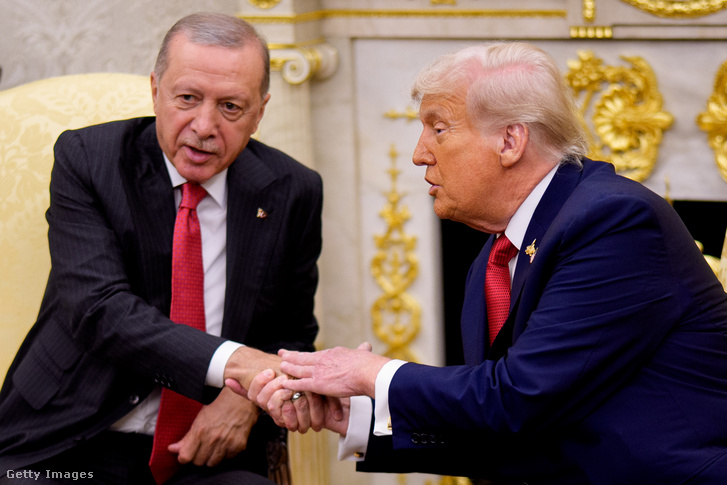 Donald Trump amerikai elnök kezet fog Recep Tayyip Erdogan török elnökkel a Fehér Ház Ovális Irodájában 2025. szeptember 25-én, Washingtonban