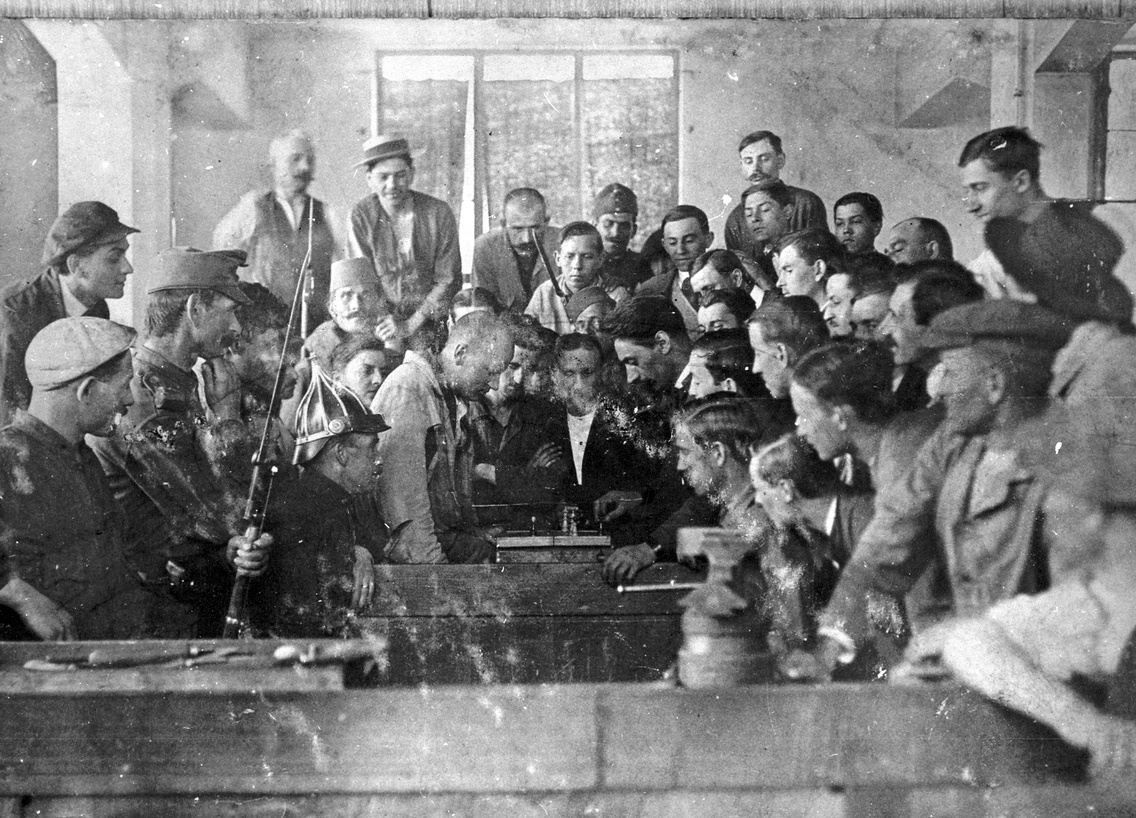 Sakkozó munkások sztrájk idején a Soroksári úti fegyvergyárban, 1917