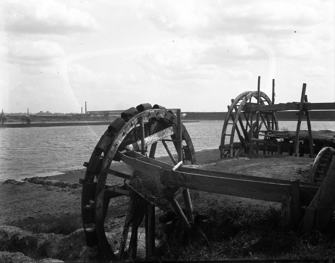 Bolgárkerék a Lágymányosi-tó partján, a háttérben az Összekötő vasúti híd. A felvétel 1894-ben készült