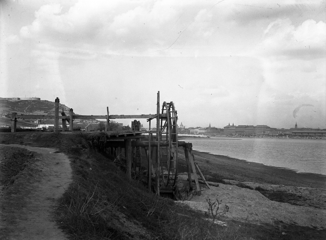 Bolgárkerék a Lágymányosi-tó partján. A felvétel 1894-ben készült