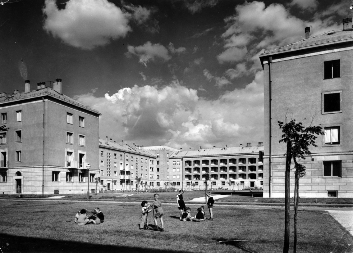 Park a Bolgárkerék utcánál, szemben a Bolgárkertész utca - Örs vezér tere - Kerepesi út határolta épülettömb, 1955